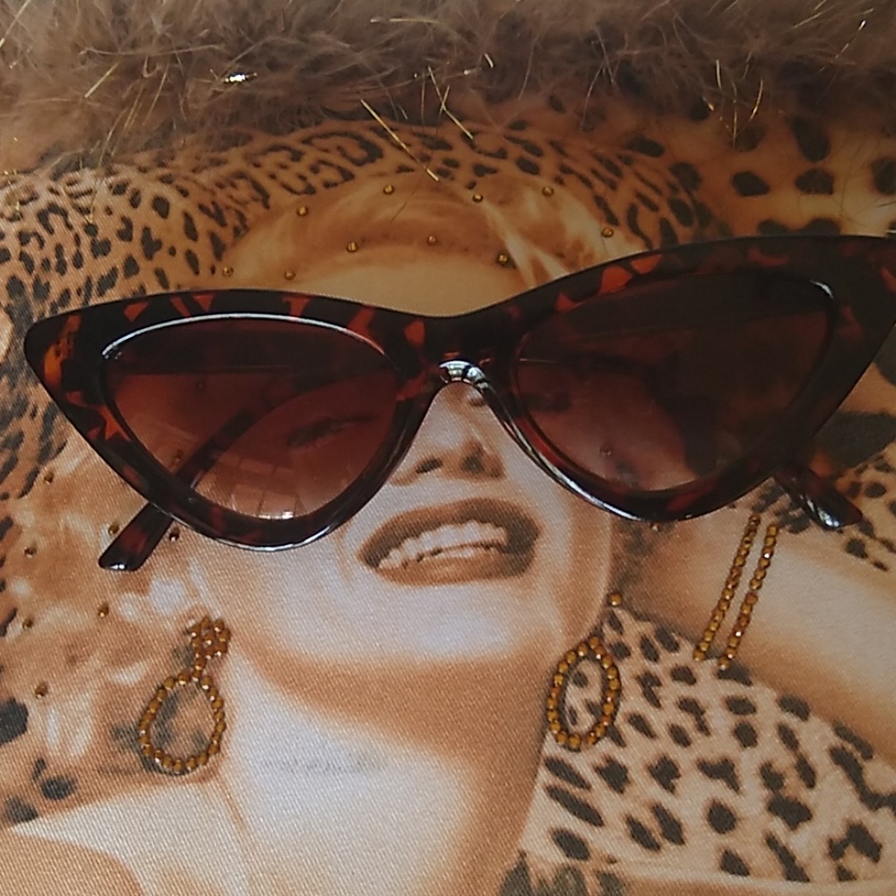 Trendy Cat Eye Faux Tortoise Shell Sunglasses - Picture 2 of 8